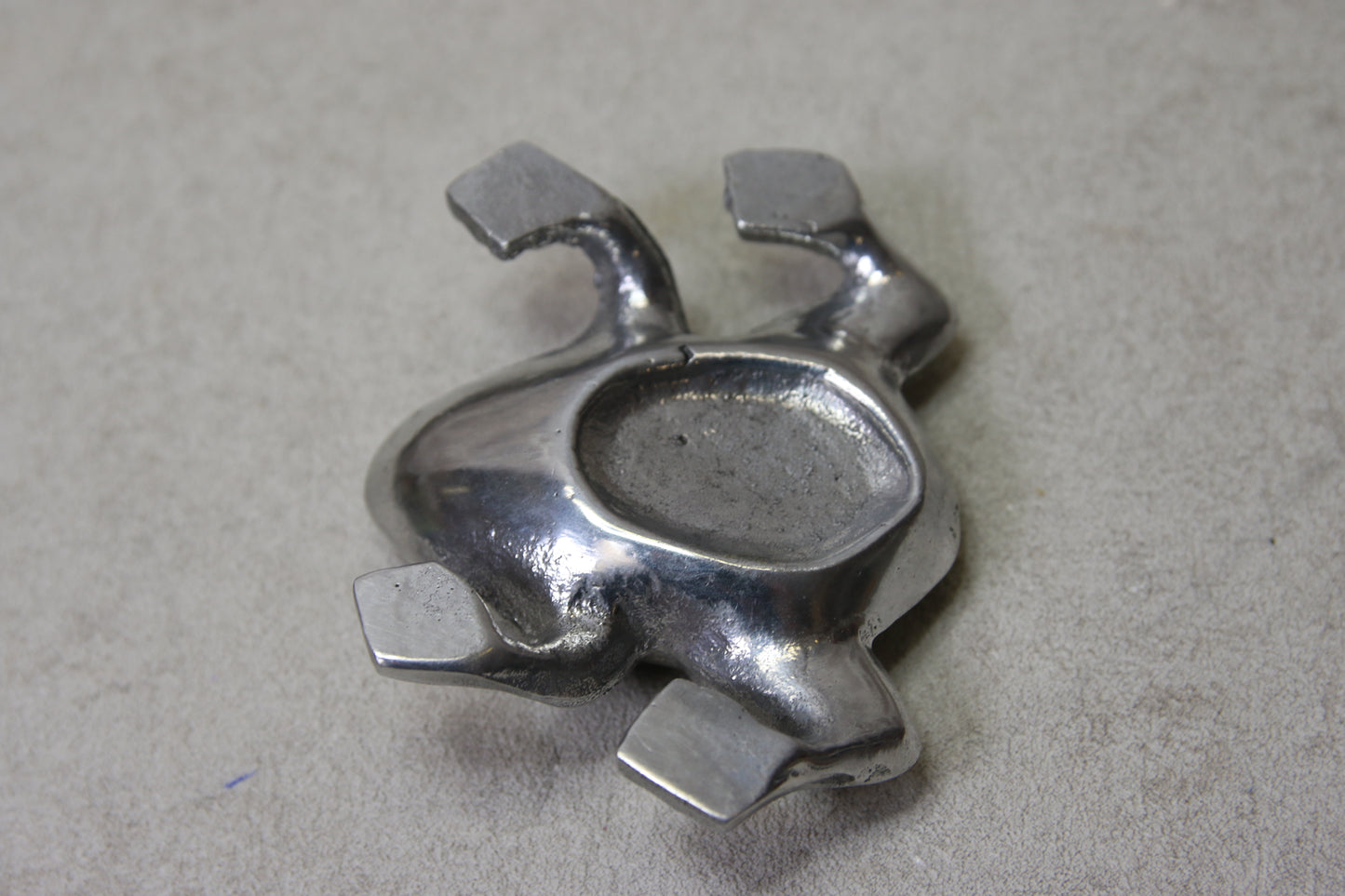 Sammakko kynttilätuikku