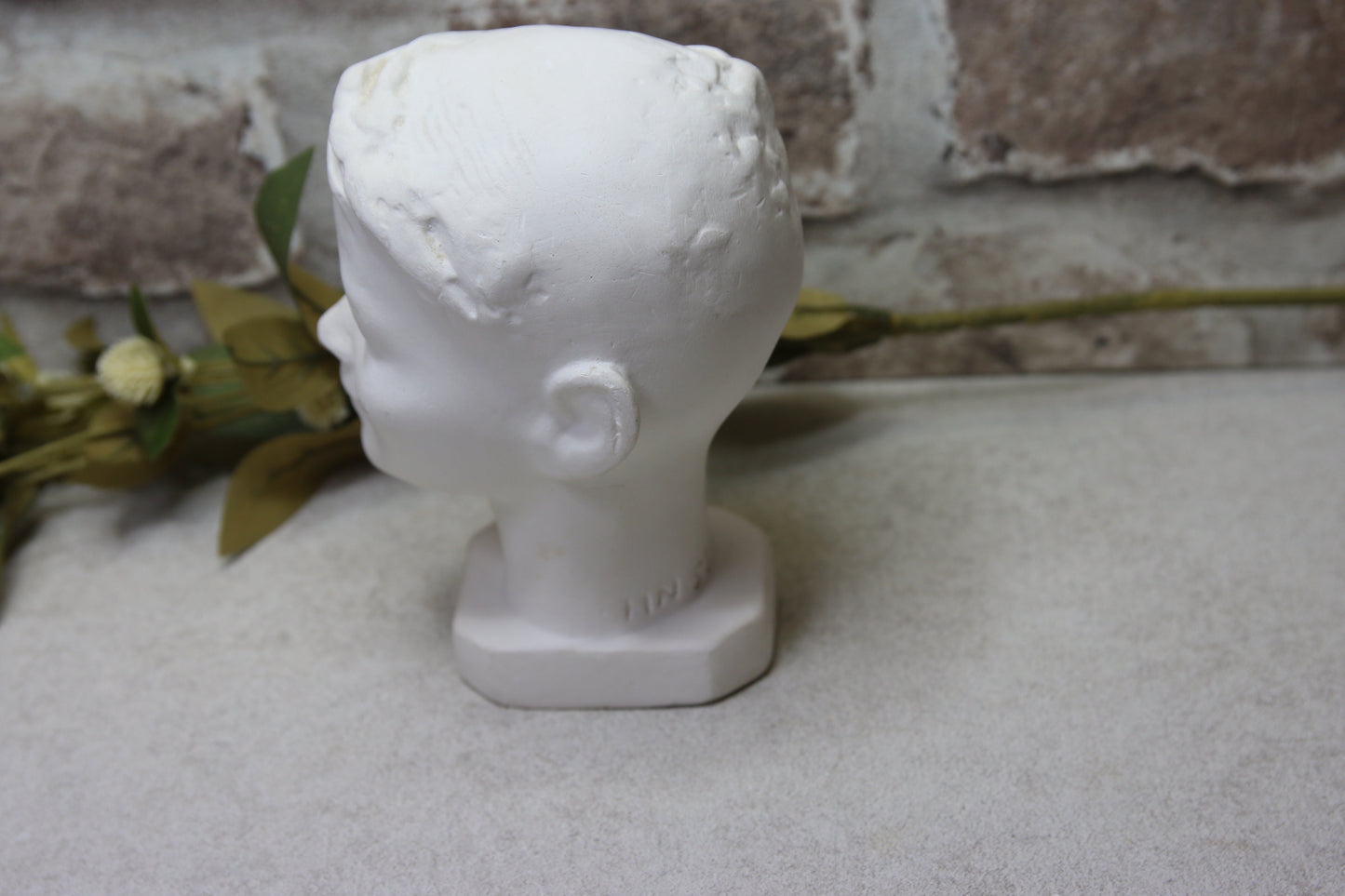 Hymypoika patsas vuodelta 1953 Heikki Nieminen