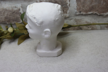 Hymypoika patsas vuodelta 1953 Heikki Nieminen