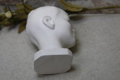 Hymypoika patsas vuodelta 1953 Heikki Nieminen