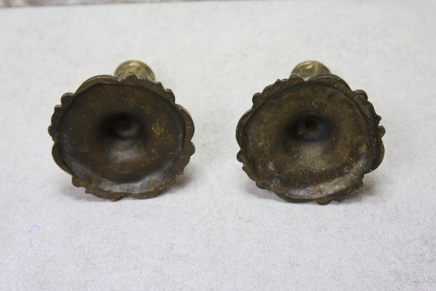 Vanhat Messinkikynttilänjalat