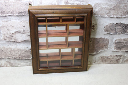 Pieni seinäkaappi lokerikoilla