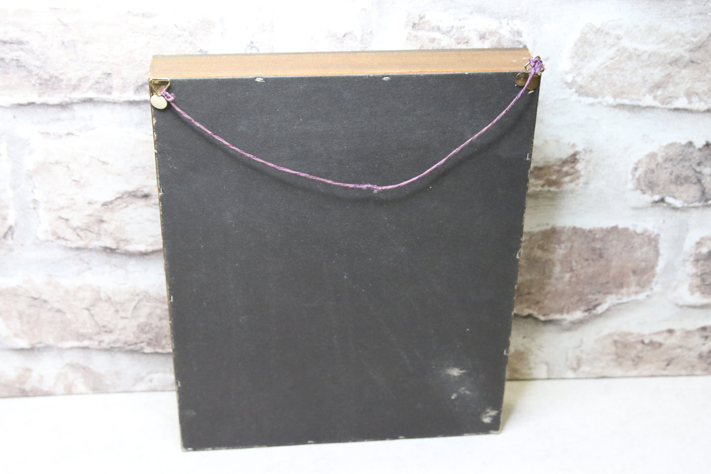 Pieni seinäkaappi lokerikoilla