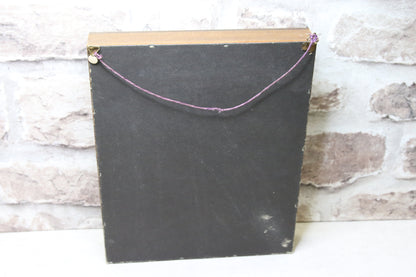 Pieni seinäkaappi lokerikoilla