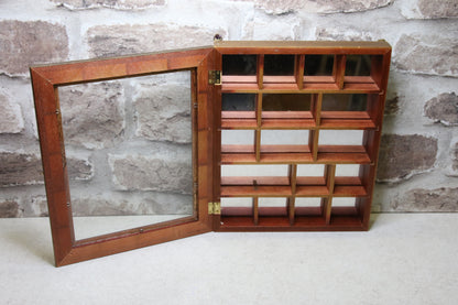 Pieni seinäkaappi lokerikoilla