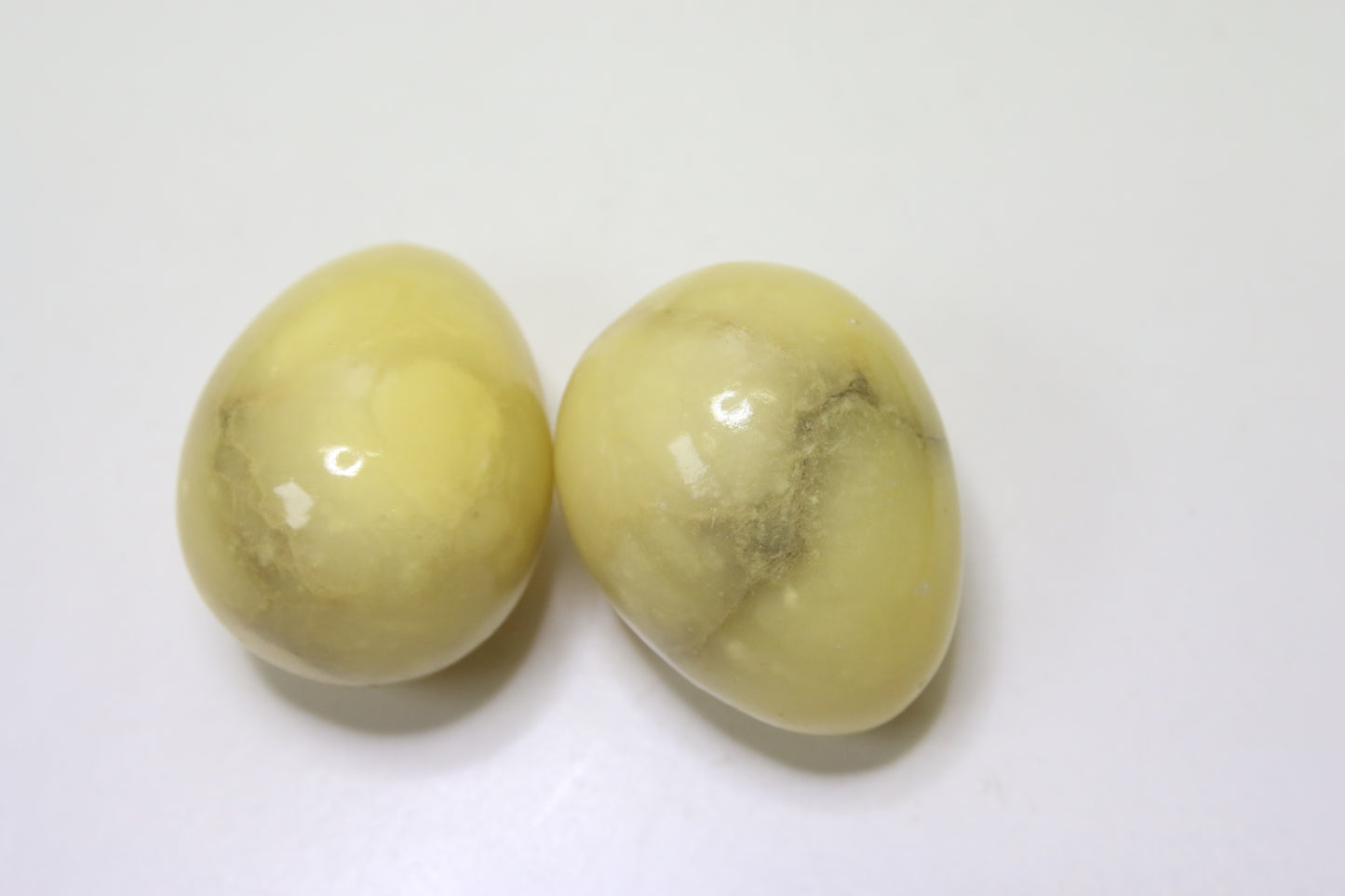 Sitruunakalsiitti kämmenkivi