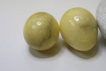 Sitruunakalsiitti kämmenkivi