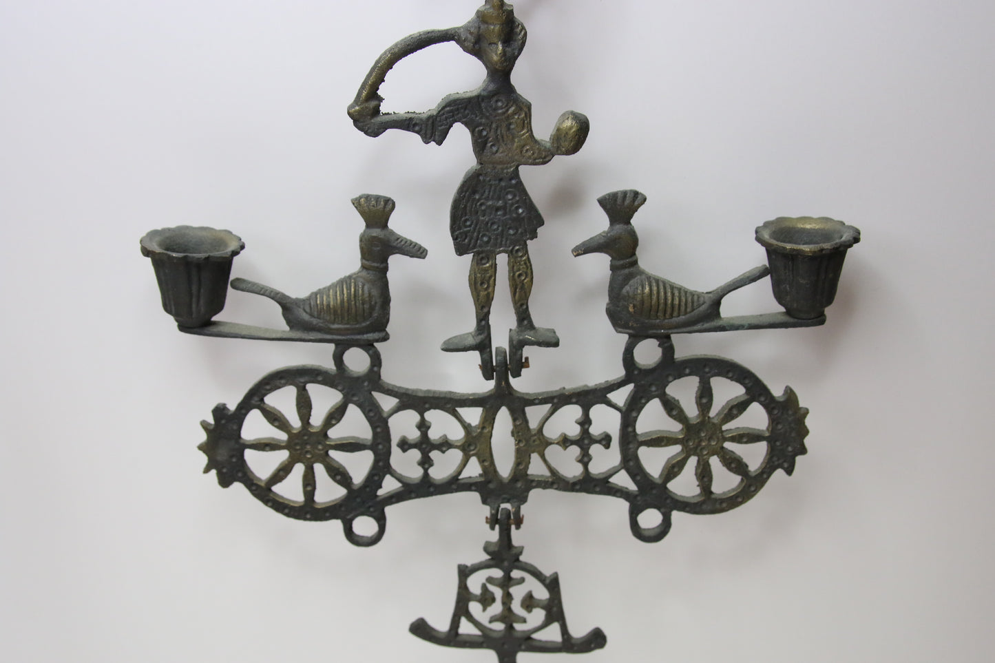 Bysanttilaistyylinen valurauta seinäkynttelikkö