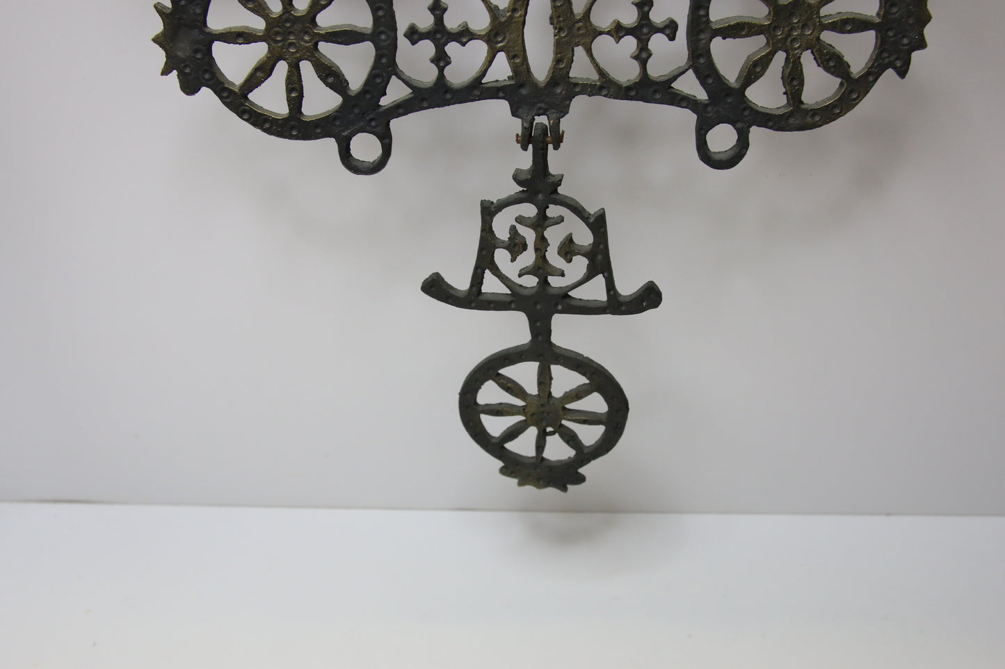 Bysanttilaistyylinen valurauta seinäkynttelikkö