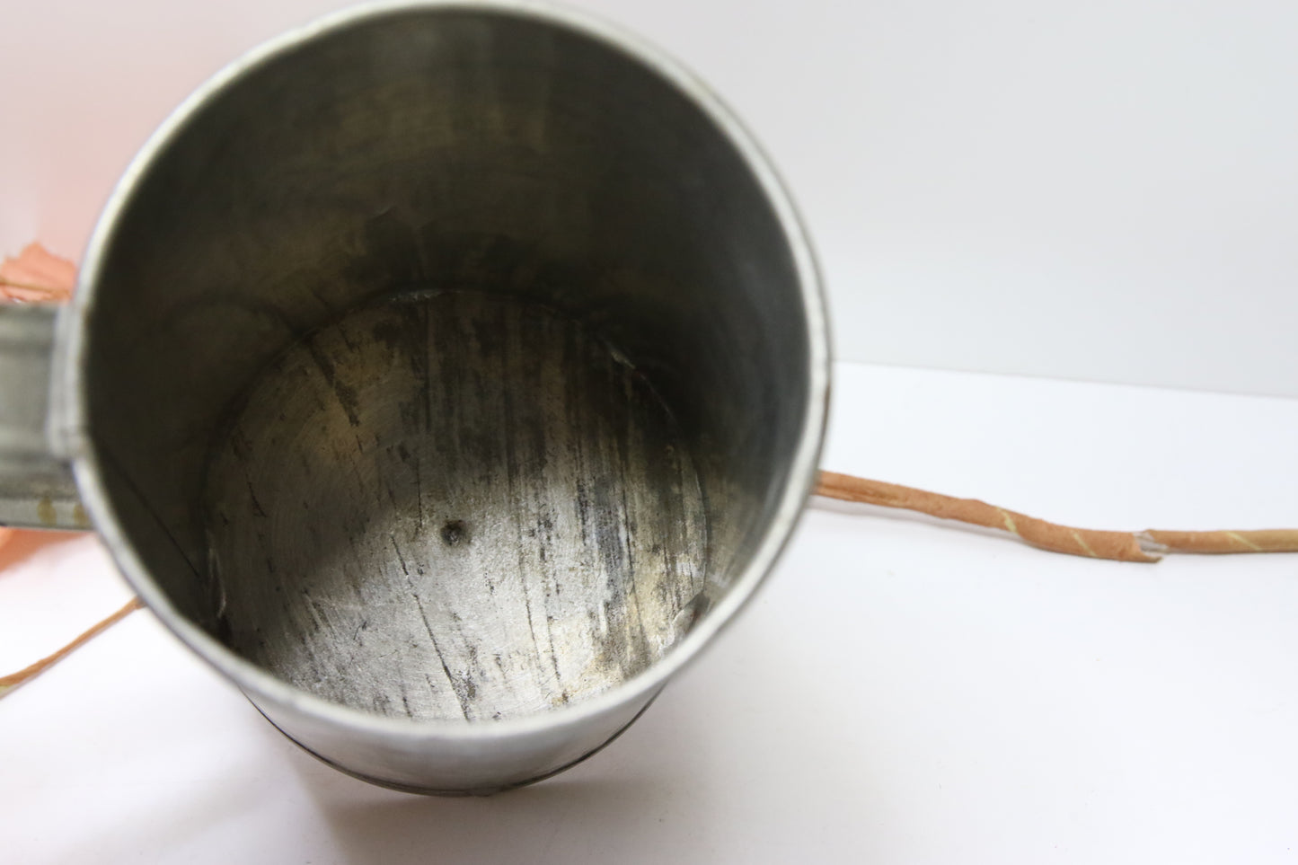 Mittakannu peltinen 1l