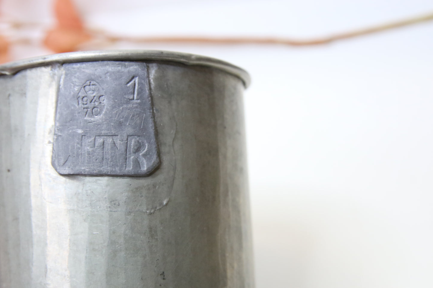 Mittakannu peltinen 1l