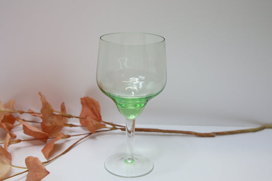 Vihreä-kirkas jalallinen lasi