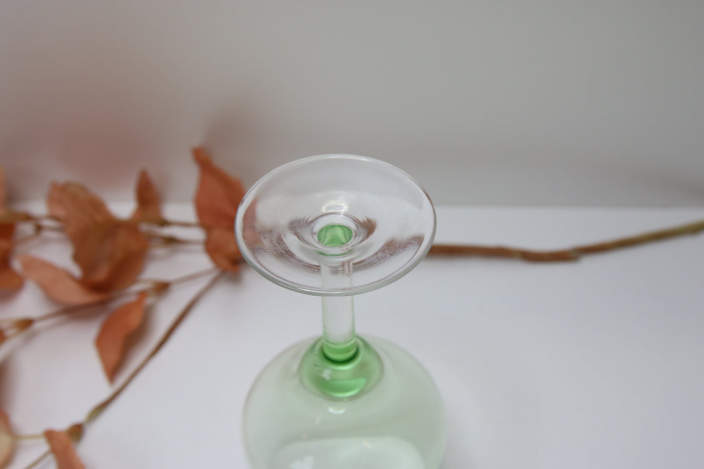 Vihreä-kirkas jalallinen lasi