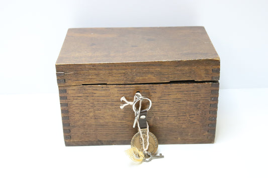 Vanha lukollinen laatikko vuodelta 1917