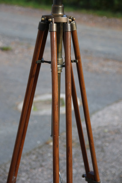 Boknäs Tripod Lattiavalaisin