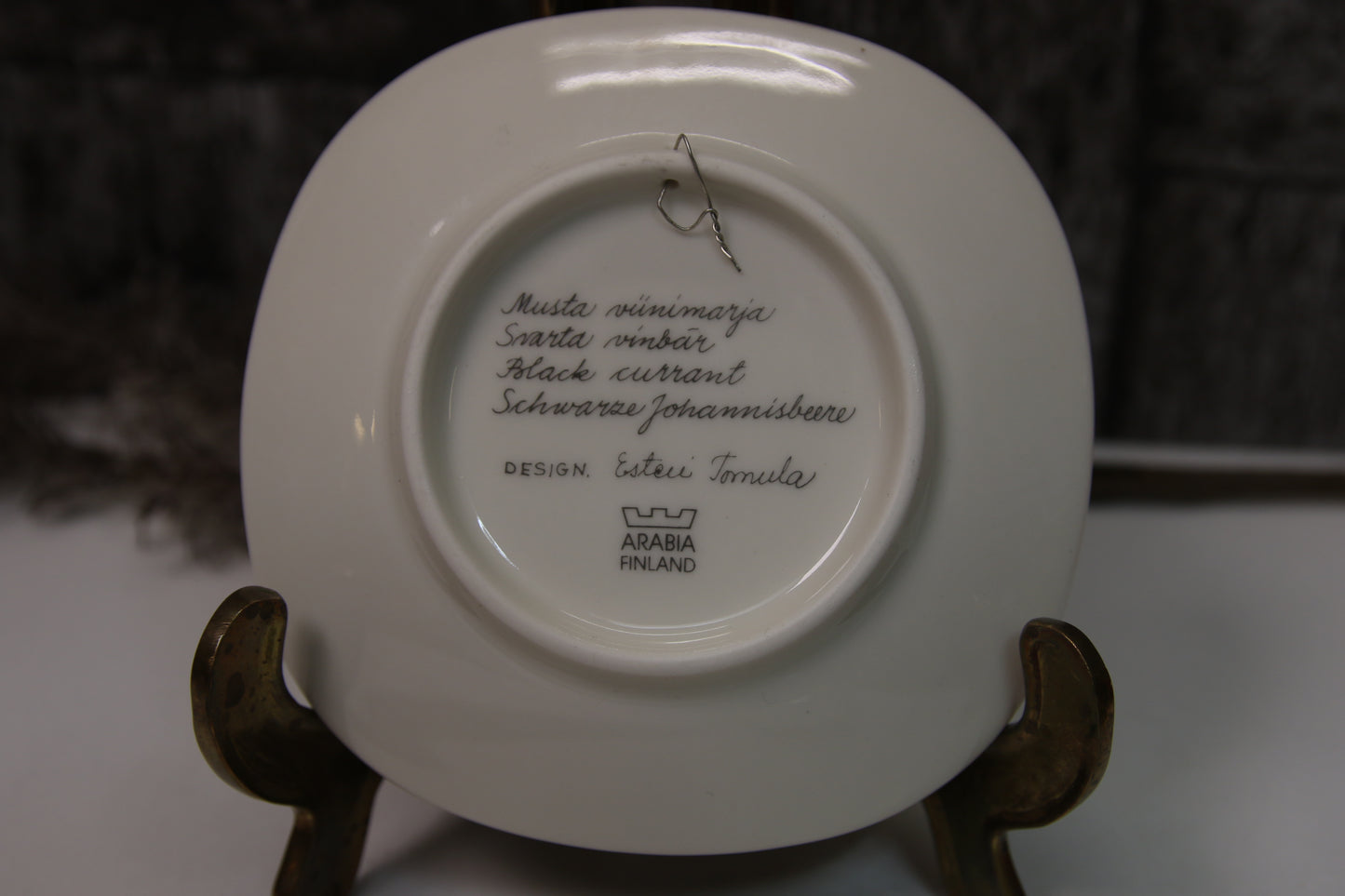 Arabia Seinälautanen Musta viinimarja Esteri Tomula