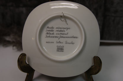 Arabia Seinälautanen Musta viinimarja Esteri Tomula