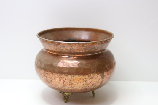 Kolmijalkaruukku kuparia