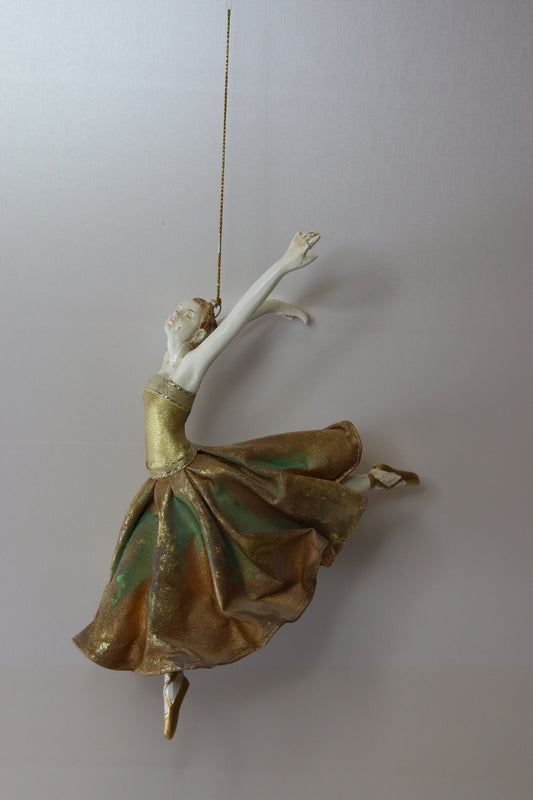 Puinen ballerina nukke