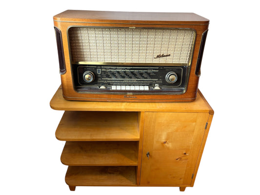 Radiopöytä funkkistyylinen