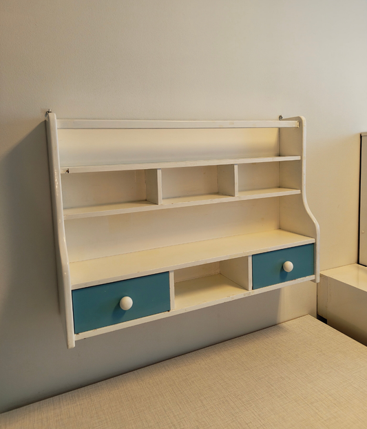 Sinivalkoinen seinähylly