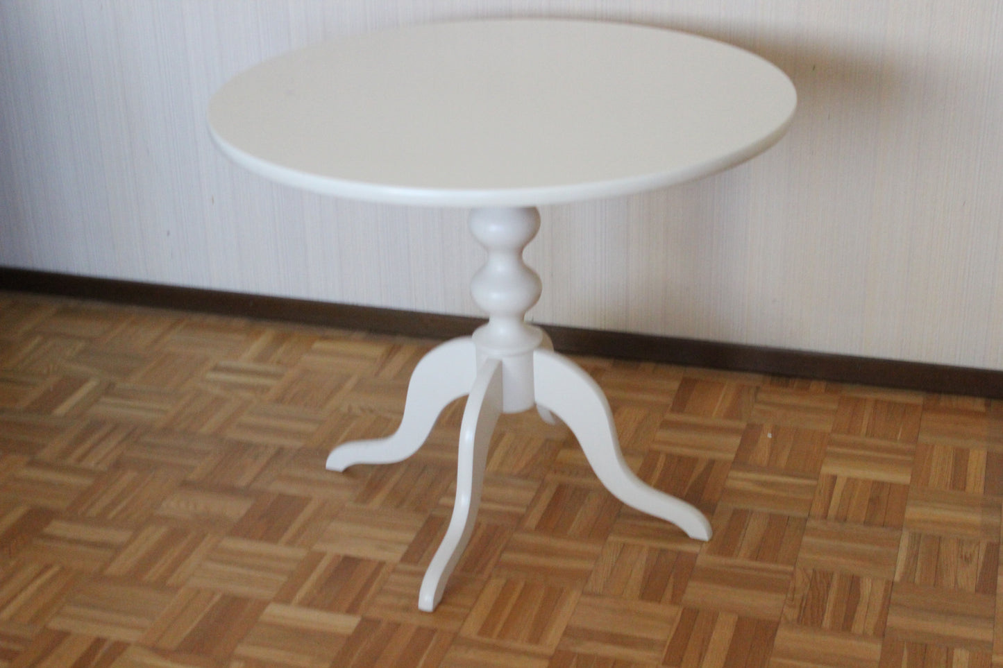 Valkoinen pöytä Kaluste Kirsi Ky