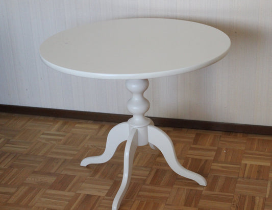Valkoinen pöytä Kaluste Kirsi Ky