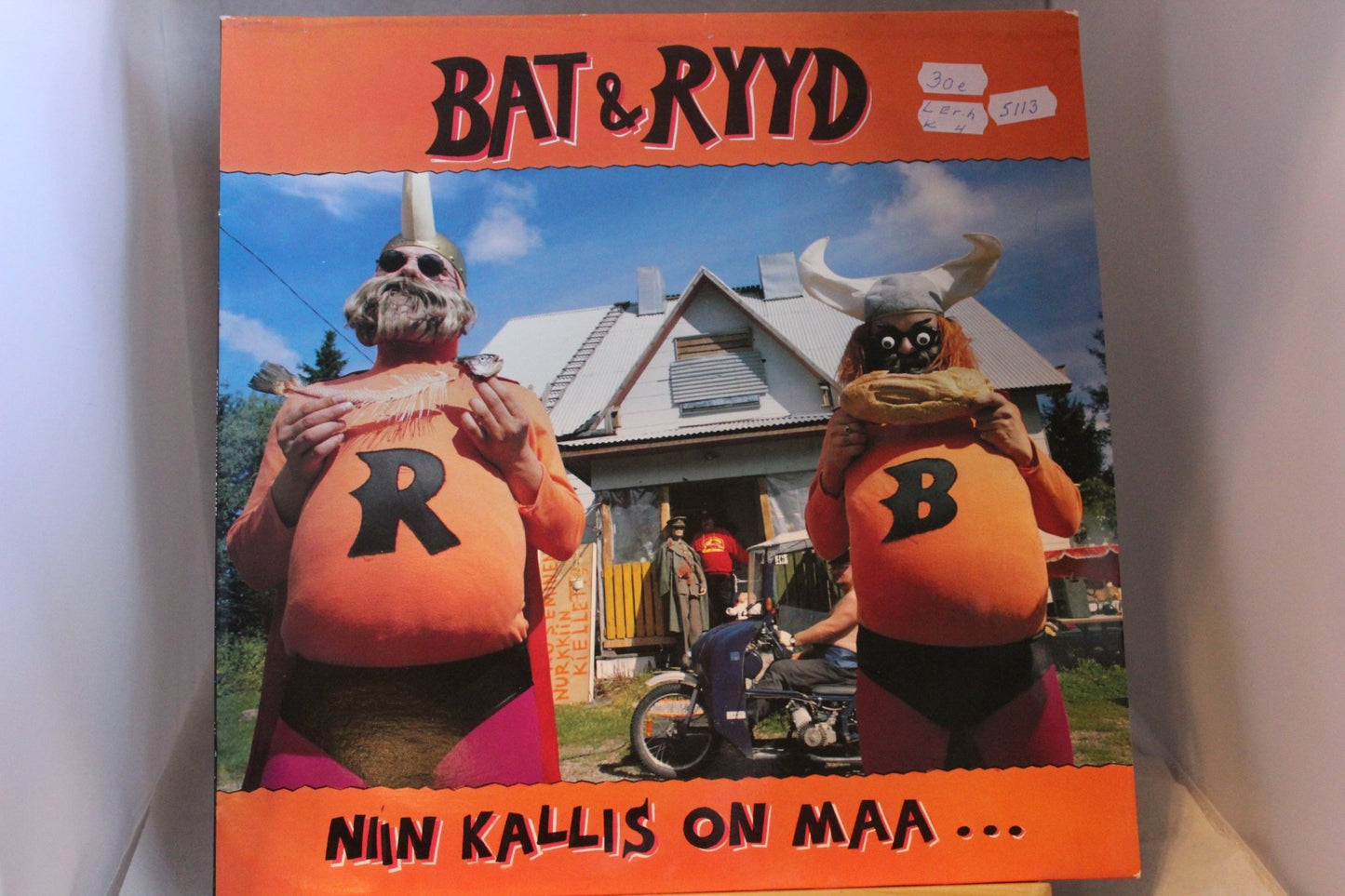 Bat ja Ryyd Niin kallis on maa lp - levy - Asadon AarteetLp - levyt