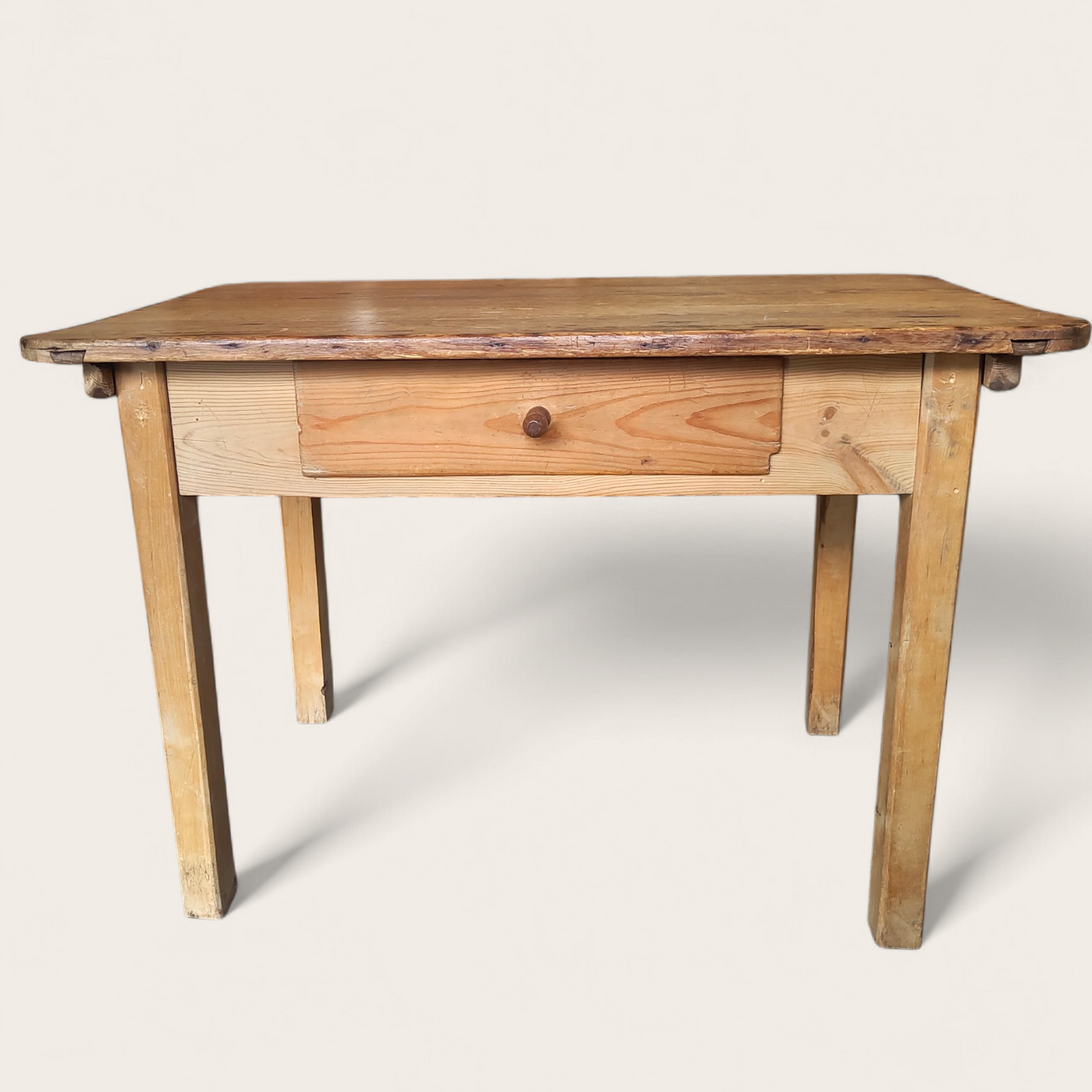 Talonpoikaispöytä laatikolla