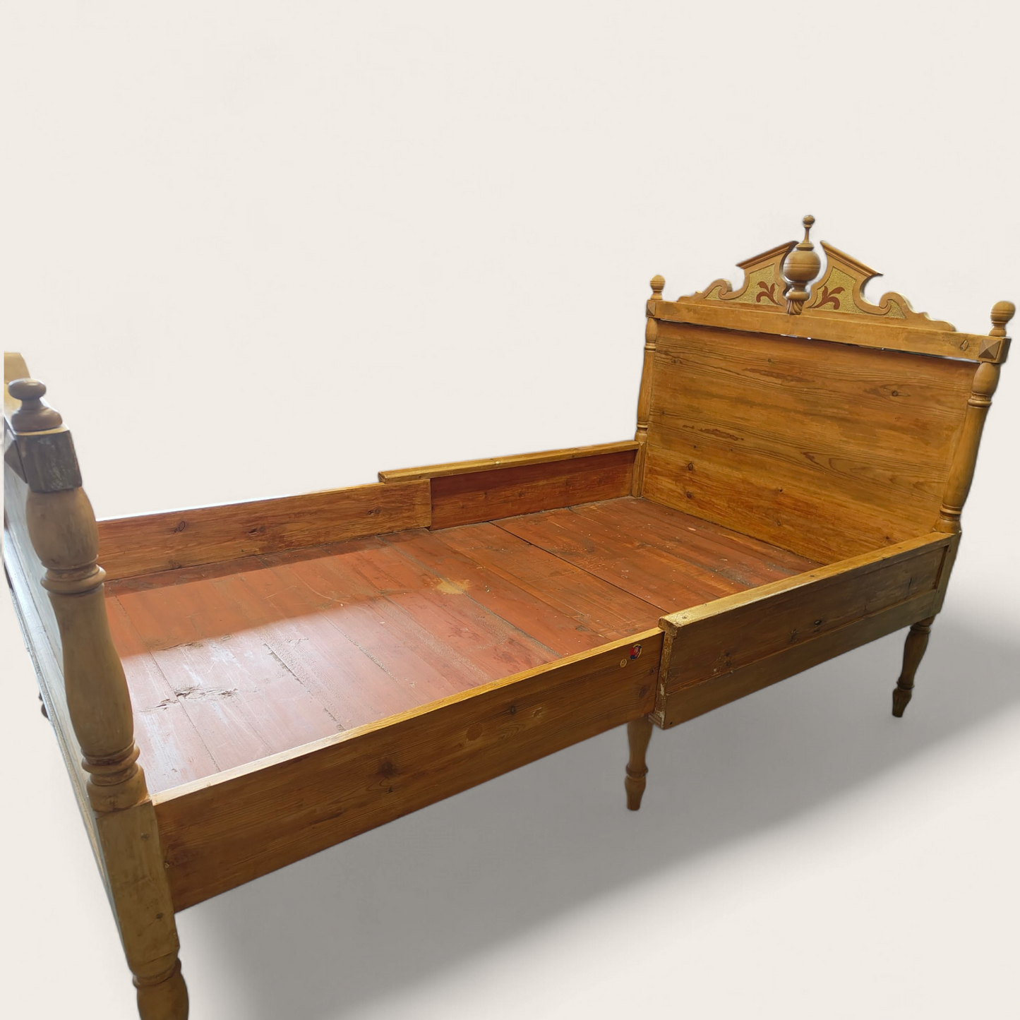 Jatkettava puinen sänky