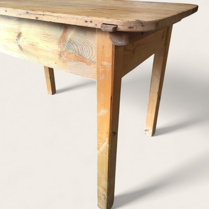 Talonpoikaispöytä laatikolla