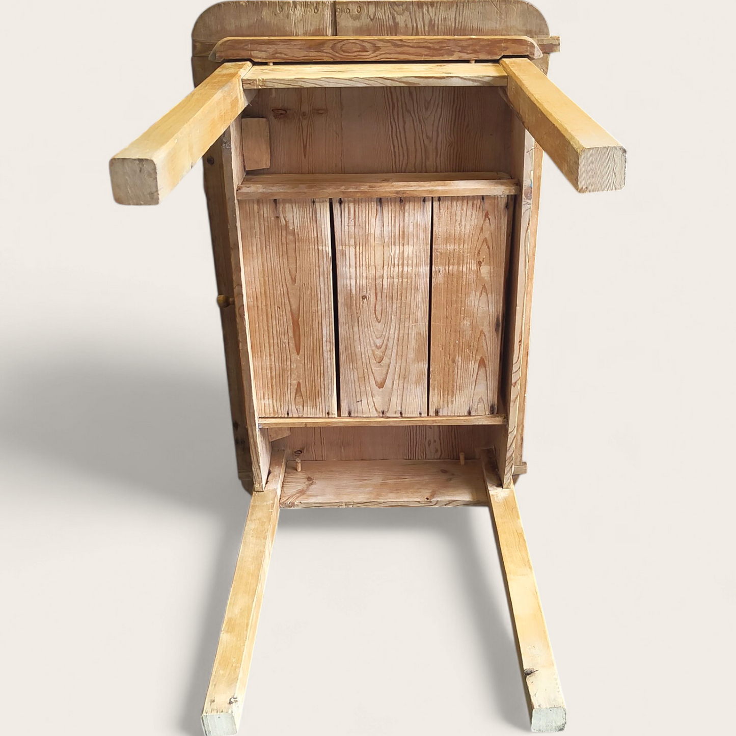 Talonpoikaispöytä laatikolla