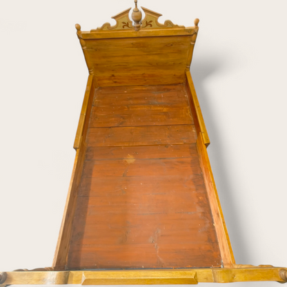 Jatkettava puinen sänky