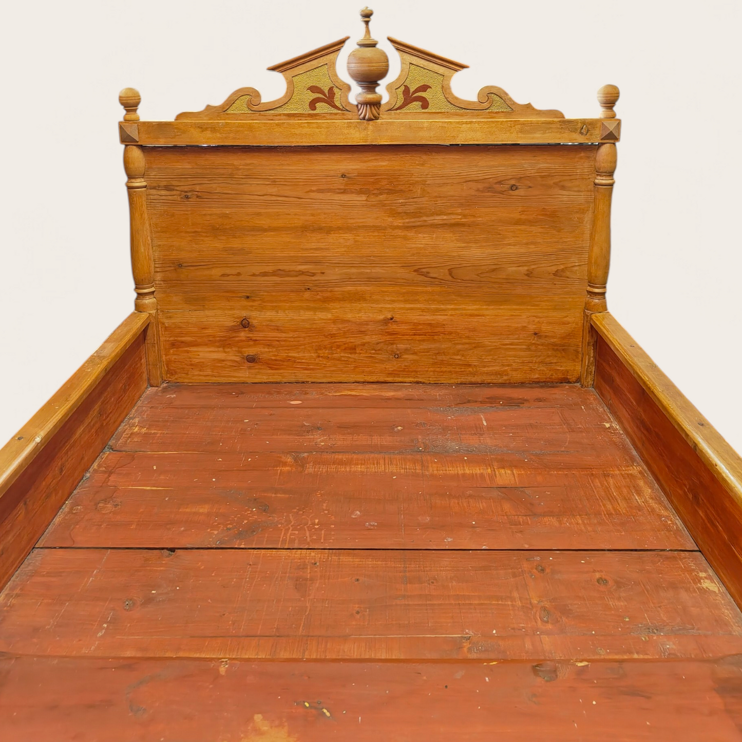 Jatkettava puinen sänky