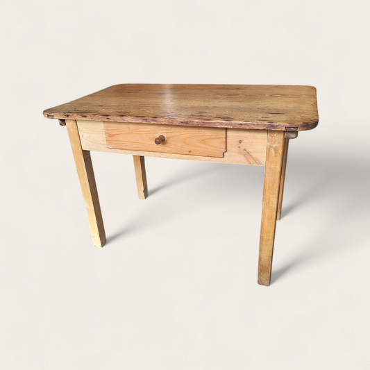 Talonpoikaispöytä laatikolla