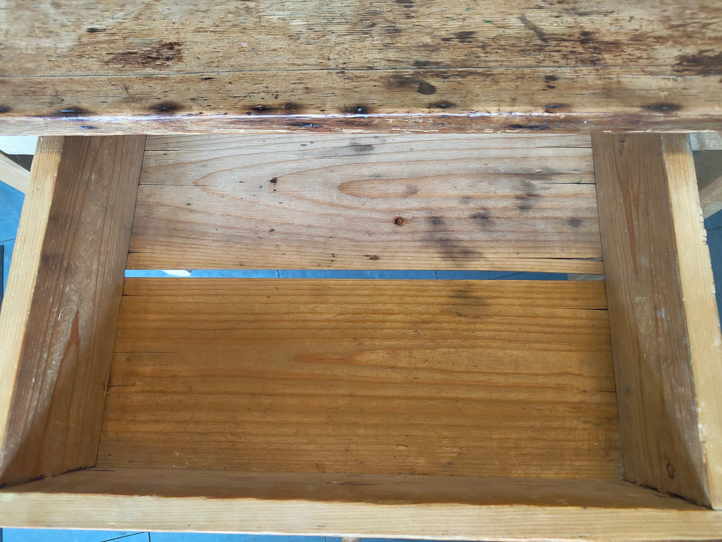 Talonpoikaispöytä laatikolla