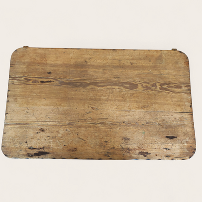 Talonpoikaispöytä laatikolla