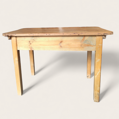 Talonpoikaispöytä laatikolla